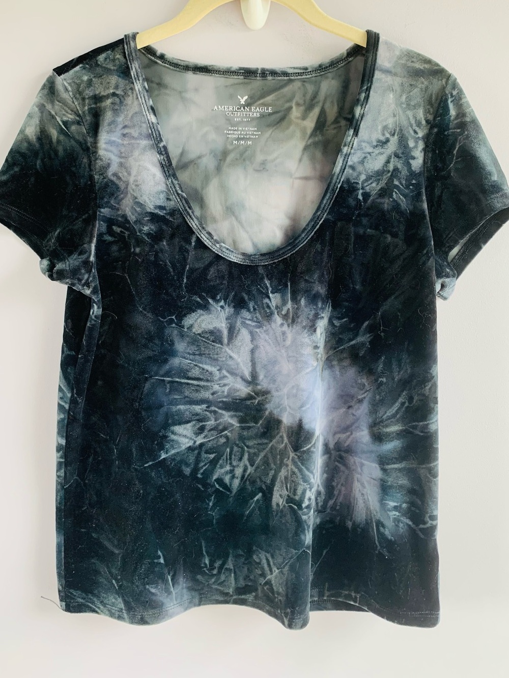 American Eagle Top Black Grey Velvet Tie Dye Scoop Neck Fun Soft Casual EUC M